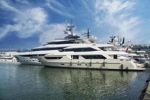 porto marittimo con yacht ancorati in una giornata con nuvole bianche viareggio lucca italia 13 febbraio 2022 foto