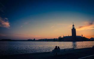 silhouette di uomo e donna seduta su panchina, stoccolma, svezia foto