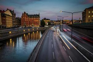 auto in corsa sul ponte centralbron, gamla stan, stoccolma, svezia foto