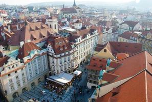 vista della piazza della città vecchia con folla di persone, praga, repubblica ceca foto