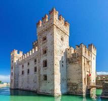 castello scaligero castello di sirmione fortezza di epoca scaligera nel centro storico della città di sirmione foto