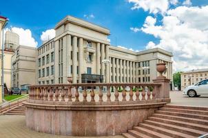 casa centrale degli ufficiali delle forze armate o edificio del palazzo dell'esercito sulla piazza di ottobre a minsk foto