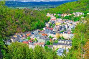 vista aerea dall'alto del centro storico di Karlovy vary Carlsbad con splendidi edifici colorati foto