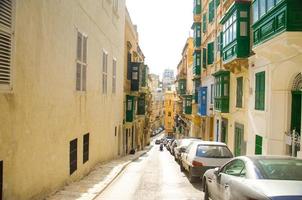 strade strette ed edifici gialli a valletta, malta foto