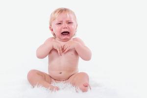 bambino che piange su sfondo bianco foto