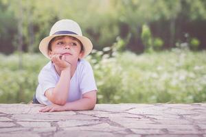 bambino felice all'aperto foto