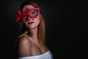 donna attraente con maschera di carnevale foto