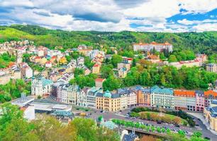 vista aerea dall'alto del centro storico di Karlovy vary Carlsbad con splendidi edifici colorati foto