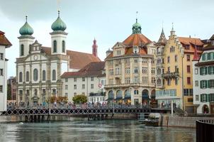 centro storico di lucerna, chiesa e fiume reuss, svizzera foto