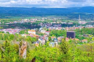 vista aerea dall'alto del centro storico di Karlovy vary Carlsbad con splendidi edifici colorati foto