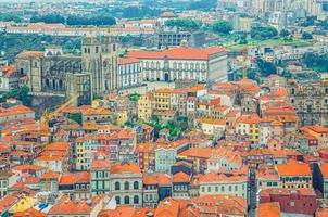 vista panoramica aerea del centro storico di porto oporto con edifici tipici del tetto di tegole rosse foto