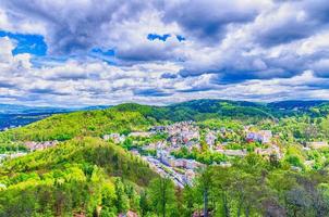 vista panoramica aerea dall'alto della città termale di Karlovy vary Carlsbad con splendidi edifici colorati foto