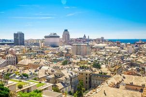 vista panoramica aerea dall'alto dall'alto del vecchio centro storico e dei quartieri moderni della città europea di Genova foto