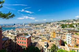 vista panoramica aerea dall'alto dall'alto del vecchio centro storico e dei quartieri moderni della città europea di Genova foto