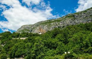 monastero ostrog situato sulla roccia verticale di ostroska greda, montenegro foto