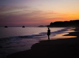 portogallo, algarve, le migliori spiagge di portimao, praia da rocha, lilla dorato tramonto sulle onde dell'oceano atlantico foto