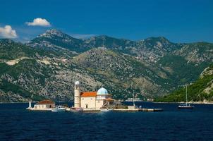 chiesa nostra signora delle rocce sull'isola nella baia di boka kotor, montenegro foto