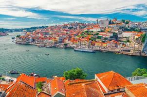 vista panoramica aerea del centro storico della città di porto oporto con il quartiere di ribeira edifici colorati case sull'argine del fiume douro foto