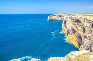 Rocce e scogliere dell'Oceano Atlantico vicino a Cape Saint Vincent Cabo de Sao Vicente punto più a sud-ovest dell'Europa continentale foto