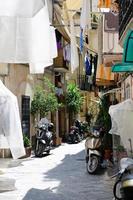 vecchie stradine della città di bari, puglia, italia meridionale foto