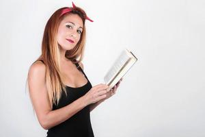 donna abbastanza giovane con un libro foto