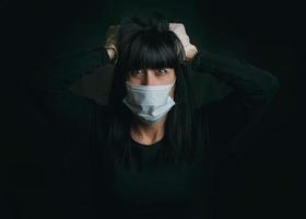 coronavirus, giovane donna che indossa una maschera medica disperata per la quarantena foto