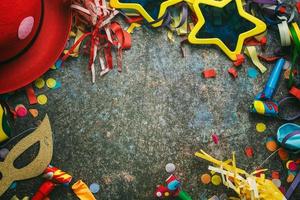 vista dall'alto della cornice di carnevale con accessori di carnevale e spazio per la copia. concetto di celebrazione di carnevale foto