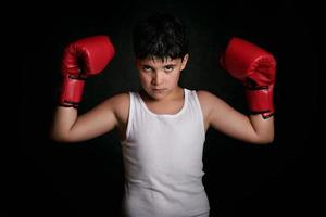 ragazzino con i guantoni da boxe foto