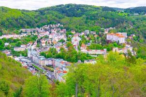 vista aerea dall'alto del centro storico di Karlovy vary Carlsbad con splendidi edifici colorati foto