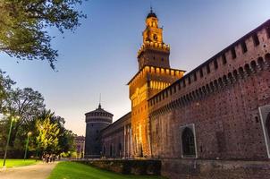 antico castello sforzesco medievale castello sforzesco e torre, milano, italia foto