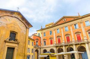 palazzo manzoli palazzo malvasia facciata e chiesa di san donato edificio foto