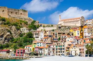 bellissima città scilla con castello medievale su roccia, calabria, italia foto