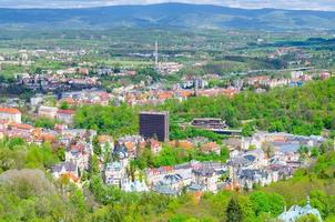 vista panoramica aerea dall'alto della città termale di Karlovy vary Carlsbad con splendidi edifici colorati foto