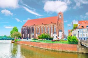 parrocchia cattolica romana chiesa di santa maria nmp sull'isola di sabbia wyspa piasek e mill mlynski bridge foto