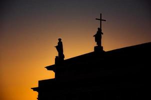 silhouette di monumenti sul tetto della cattedrale, vilnius, lituania foto