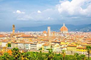 vista panoramica aerea dall'alto della città di Firenze con il duomo cattedrale di santa maria del fiore foto