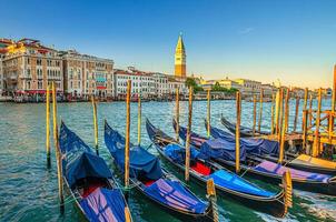 gondole ormeggiate nell'acqua del Canal Grande a Venezia foto