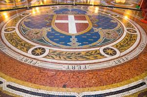 Galleria pavimento a mosaico vittorio emanuele ii famoso centro commerciale, milano, italia foto