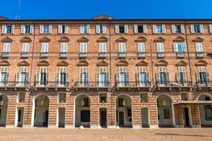 prefettura palazzo del governo palazzo edificio in muratura con archi, finestre e persiane sulla piazza del castello foto