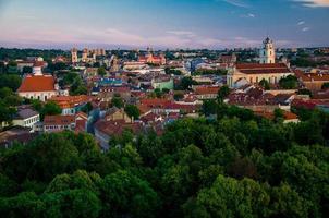vista panoramica del centro storico di vilnius, lituania foto