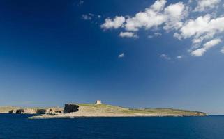 torre bastionata sull'isola di comino nel mar mediterraneo, malta foto