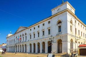 chioggia edificio del municipio nel centro storico della città, sfondo azzurro del cielo foto