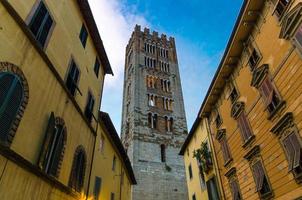 campanile della chiesa di san frediano chiesa cattolica vista sotto dalla stradina nel centro storico foto