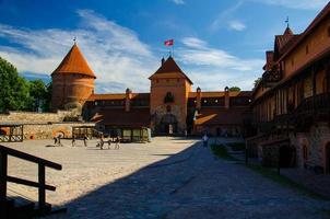 cortile del castello gotico medievale dell'isola di trakai, lituania foto