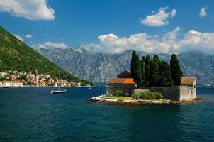 monastero di san giorgio sull'isola nella baia di boka kotor, montenegro foto