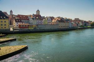 regensburg, edifici colorati e fiume danubio in baviera, germania foto