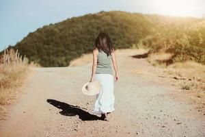 donna che cammina al campo foto