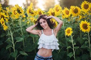 ragazza nel campo dei girasoli all'aperto foto