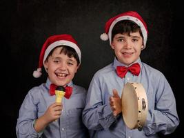 bambini che cantano canti natalizi a natale foto