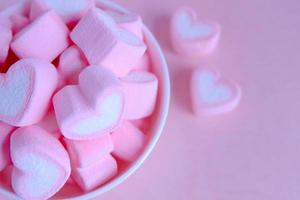 sfondo rosa marshmallow, cuore marshmallow in tazza bianca, sfondo San Valentino foto